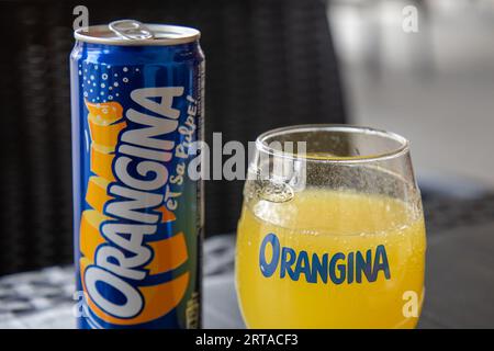 Bordeaux , France - 09 01 2023 : Orangina orange limonade logo signe et texte de marque sur boîte en métal avec verre soda dans le bar Banque D'Images