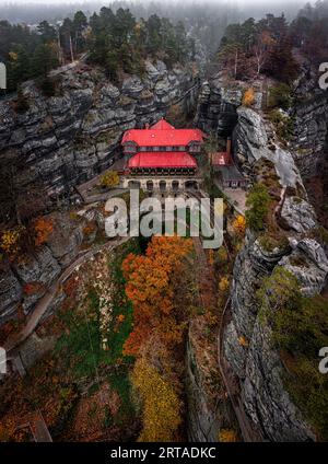 Hrensko, République Tchèque - vue panoramique aérienne de la célèbre Pravcicka Brana (porte de Pravcicka) dans le parc national de la Suisse de Bohême, le plus grand natu Banque D'Images