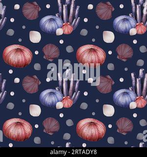 Motif aquarelle sans coutures avec coraux, oursins, coquillages et perles. Peinture à la main des objets de vie sous-marins de clipart sur un fond blanc isolé. Pour Banque D'Images