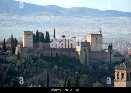 Vue de l'Alhambra depuis Sacro Monte, Grenade, Andalousie, Espagne Banque D'Images