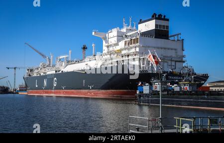 Bremerhaven, Allemagne. 05 septembre 2023. Le terminal méthanier Transgas Force est amarré à Kaiserhafen Drei sur le chantier naval Lloyd à Bremerhaven. Construit en 2021, le navire d’environ 300 mètres de long est une unité flottante de stockage et de regazéification (FSRU) et devrait être déployé au terminal GNL de Stade à partir de la fin de 2023. Avant cela, des travaux d'adaptation seront effectués par le chantier naval Lloyd. Crédit : Focke Strangmann/dpa/Alamy Live News Banque D'Images