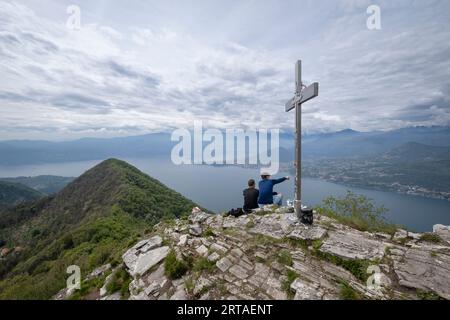 Magnifique panorama sur le lac majeur et Monte Rosa depuis Pizzoni di Laveno, Piedmont, Lombardie, Italie, Europe Banque D'Images