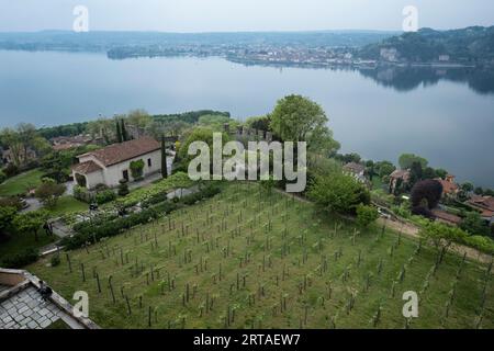 Le jardin botanique et le vignoble de Rocca di Angera sur le lac majeur, province de Varèse, Lombardie, lacs italiens, Italie, Europe Banque D'Images