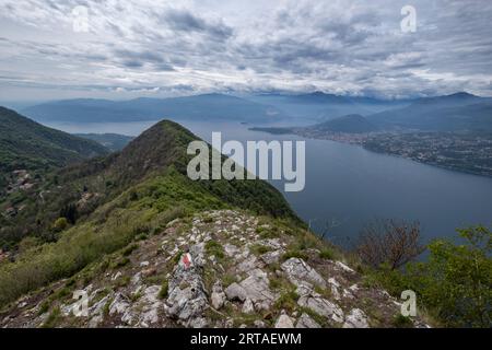 Magnifique panorama sur le lac majeur et Monte Rosa depuis Pizzoni di Laveno, Piedmont, Lombardie, Italie, Europe Banque D'Images