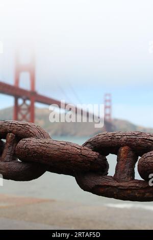Chaîne d'ancre rouillée, chaîne rouillée avec pont de porte dorée, CA, San Francisco, États-Unis Banque D'Images