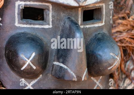 gros plan du masque africain vintage en bois traditionnel avec des yeux carrés et un grand nez Banque D'Images