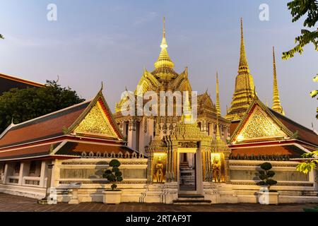 Phra Mondop Bibliothèque du temple bouddhiste de Wat Pho au crépuscule, Bangkok, Thaïlande, Asie Banque D'Images