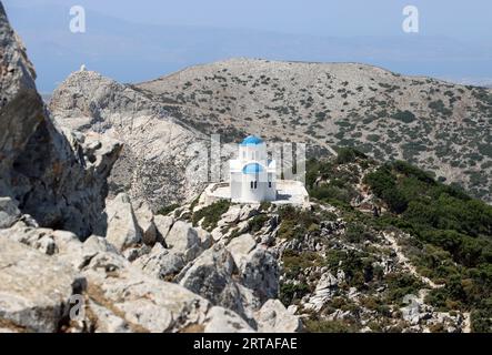 Vue cenic depuis les montagnes de Naxos avec église typique des cyclades en Grèce Banque D'Images