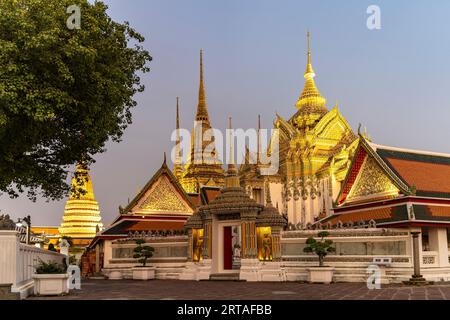 Phra Mondop Bibliothèque du temple bouddhiste de Wat Pho au crépuscule, Bangkok, Thaïlande, Asie Banque D'Images