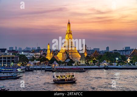 Le temple bouddhiste de Wat Arun ou Temple de l'aube et la rivière Chao-Praya au crépuscule, Bangkok, Thaïlande, Asie Banque D'Images