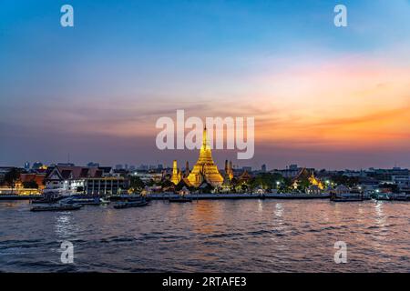 Le temple bouddhiste de Wat Arun ou Temple de l'aube et la rivière Chao-Praya au crépuscule, Bangkok, Thaïlande, Asie Banque D'Images