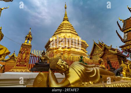 Bouddha couché et Chedi doré du temple bouddhiste complexe Wat Phra That Doi Suthep, point de repère de Chiang Mai, Thaïlande, Asie Banque D'Images