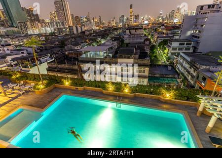 Piscine illuminée en face de Bangkok vue sur la ville et Skyline au crépuscule, Thaïlande, Asie Banque D'Images