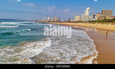 Plage de sable et silhouette de Durban, Durban, Afrique du Sud Banque D'Images