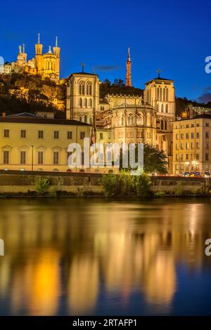 Eglise Cathédrale Saint-Jean illuminée sur la Saône avec Basilique notre-Dame de Fourvière en arrière-plan, Lyon, Lyon, Auvergne-Rhône-Alpes, FR Banque D'Images