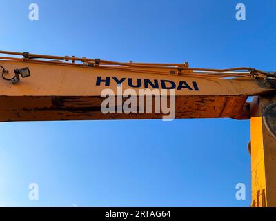 Tyumen, Russie-05 août 2023 : Hyundai excavatrice et logo Hyundai Heavy Industries Co a été lancé en 1985 Banque D'Images