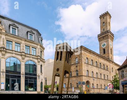 Hôtel de ville de Fürth et Quintessence plastique au Kohlenmarkt à Fürth en Bavière, Allemagne Banque D'Images