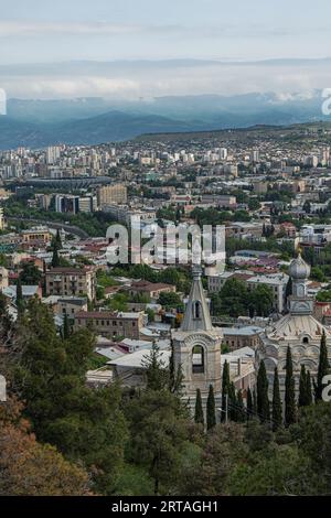 Le paysage urbain de Tbilissi depuis la colline de Mtatsminda dans le centre-ville Banque D'Images