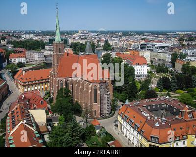 Vue panoramique sur l'île de Tumski, Wroclaw et la rivière Odra depuis la tour de la cathédrale de Wroclaw, Wroclaw, Pologne Banque D'Images