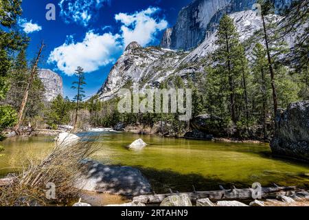 Half Dome à Springtime dans le parc national de Yosemite Banque D'Images