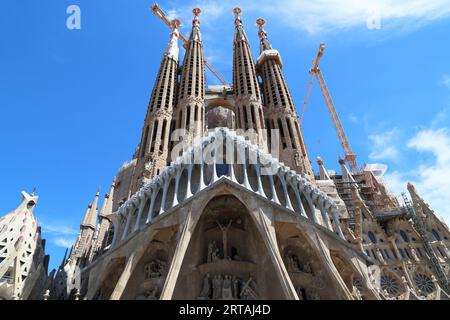 BARCELONE, ESPAGNE - 12 MAI 2017 : Ceci est un fragment de la construction des tours de la façade du Portail de la passion du Christ du famo Banque D'Images