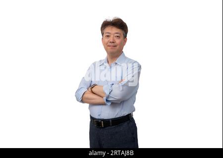 Portrait d'un homme d'affaires asiatique d'âge moyen dans ses années 50 portant une chemise bleue Banque D'Images