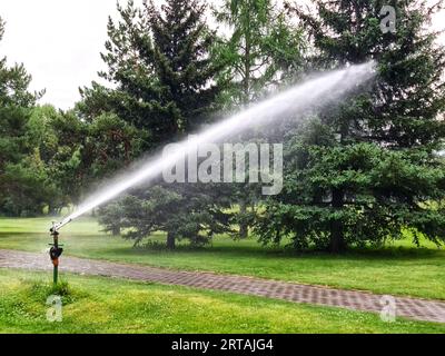 Grand arroseur d'eau, équipement d'arrosage dans le parc ou le jardin Banque D'Images