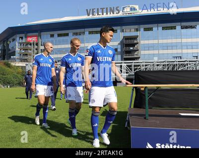 Wolfsburg, Deutschland. 11 septembre 2023. Firo : 09/11/2023 football, football, saison 2023/2024 2e Bundesliga FC Schalke 04 séance photo Schalke 04 de gauche à droite : HENNING MATRICIANI, Niklas Tauer et OICHIRO KOZUKI/dpa/Alamy Live News Banque D'Images