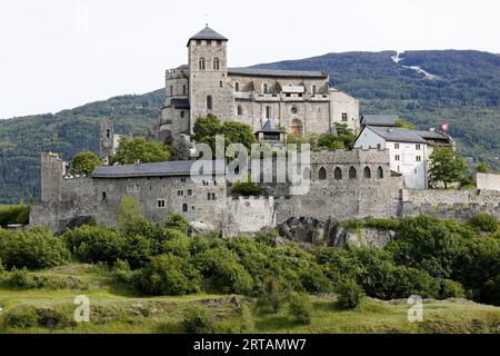 Une vue aérienne de la Basilique de Valère à Sion, en Suisse, avec un paysage magnifique en arrière-plan Banque D'Images