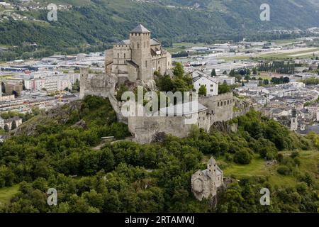 Une vue aérienne de la Basilique de Valère à Sion, en Suisse, avec un paysage magnifique en arrière-plan Banque D'Images