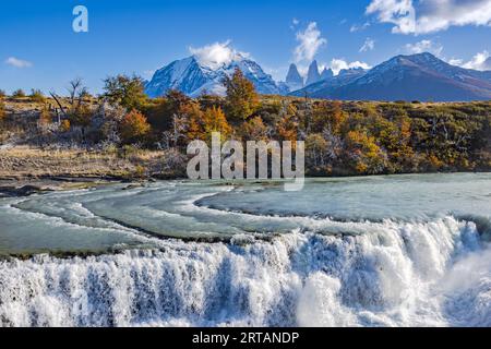 Les rapides spectaculaires de la cascade Cascada Rio Paine avec les montagnes Torres del Paine en arrière-plan, Chili, Patagonie, Amérique du Sud Banque D'Images