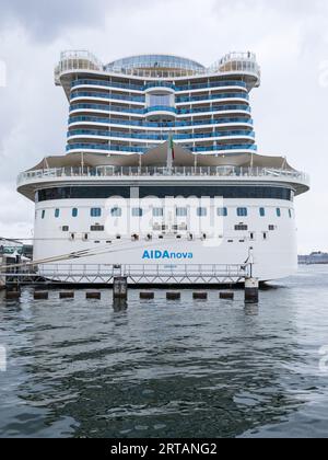 Kiel, Allemagne – 22 juillet 2023 : vue arrière du bateau de croisière AIDAnova amarré à Ostseekai. Banque D'Images