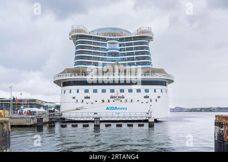 Kiel, Allemagne – 22 juillet 2023 : vue arrière du bateau de croisière AIDAnova amarré à Ostseekai. Banque D'Images