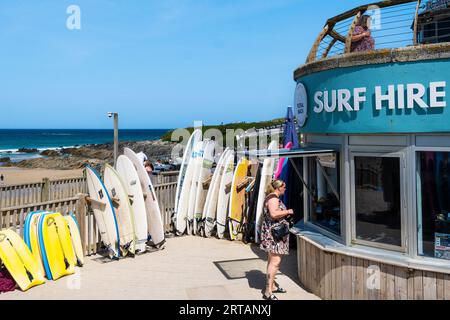 Le magasin de location de surf à Fistral Beach à Newquay en Cornouailles au Royaume-Uni. Banque D'Images