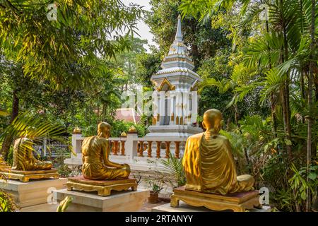 Statues dorées de moines dans le jardin du temple bouddhiste complexe Wat Phra Singh, Chiang Mai, Thaïlande, Asie Banque D'Images