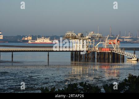 Warsash Maritime Academy Pier sur la rivière Hamble. Hampshire Royaume-Uni avec Red Funnel ferry. Banque D'Images