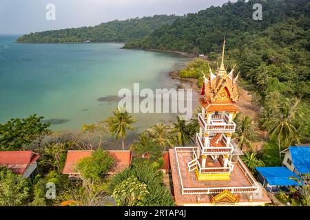 Wat Ao Salat dans Ban Ao Salad village de pêcheurs vu des airs, île de Ko Kut ou Koh Kood dans le golfe de Thaïlande, Asie Banque D'Images
