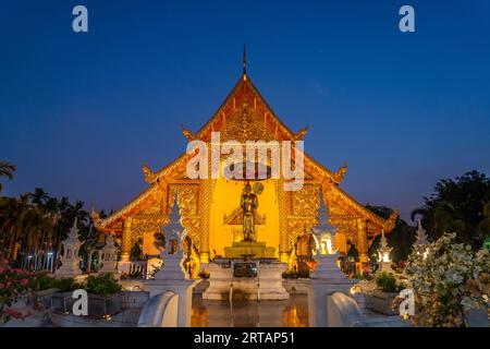 Le temple bouddhiste complexe de Wat Phra Singh au crépuscule, Chiang Mai, Thaïlande, Asie Banque D'Images