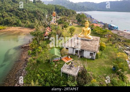 Le Grand Bouddha de Wat Ao Salat dans le village de pêcheurs de Ban Ao Salad vu des airs, Ko Kut ou Koh Kood Island dans le golfe de Thaïlande, Asie Banque D'Images