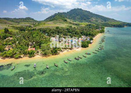 Village de pêcheurs vu des airs, île de Koh Libong dans la mer d'Andaman, Thaïlande, Asie Banque D'Images