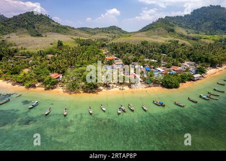 Village de pêcheurs vu des airs, île de Koh Libong dans la mer d'Andaman, Thaïlande, Asie Banque D'Images