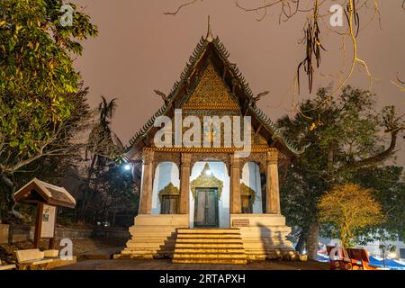 Le temple de Wat Pahouak à Luang Prabang au crépuscule, Laos, Asie Banque D'Images