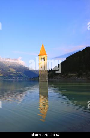 Le clocher dans le lac Resia Trentino Alto Adige Italie Banque D'Images