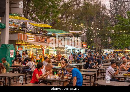 Tables à manger au marché nocturne à Luang Prabang, Laos, Asie Banque D'Images