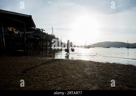 Koh Yao, Thaïlande ; 1 janvier 2023 : des pêcheurs réparent leurs bateaux à long Tail dans le village de pêcheurs de Koh Yao. Banque D'Images