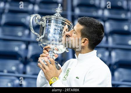 New York, New York, États-Unis. 10 septembre 2023. Novak Djokovic vainqueur du championnat masculin de l'US Open pose avec trophée à l'intérieur du stade Arthur Ashe au Billie Jean King tennis Center à New York. En remportant l'US Open, Djokovic a égalé le record de 24 détenu par Margaret court du plus grand chelem. (Image de crédit : © Lev Radin/Pacific Press via ZUMA Press Wire) USAGE ÉDITORIAL SEULEMENT! Non destiné à UN USAGE commercial ! Banque D'Images