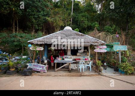 Koh Yao, Thaïlande ; 1 janvier 2023 : vue de face d'une maison dans le village de pêcheurs de l'île de Koh Yao. Banque D'Images