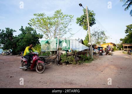 Koh Yao, Thaïlande ; 1 janvier 2023 : vue sur la rue et quelques habitants du village de pêcheurs de l'île de Koh Yao dans le sud de la Thaïlande. Banque D'Images