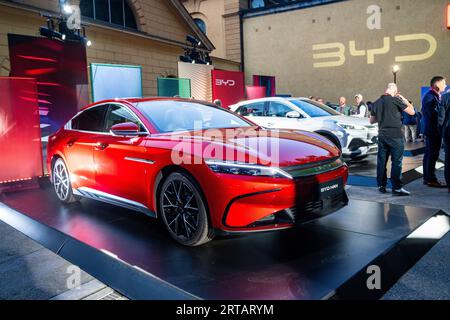 Véhicules électriques BYD Han et BYD Atto 3 exposés à l'extérieur lors de la soirée de la marque BYD, dans le cadre de l'événement IAA Mobility 2023 à Munich, en Allemagne. Banque D'Images