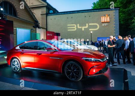 Véhicules électriques BYD Han et BYD Atto 3 exposés à l'extérieur lors de la soirée de la marque BYD, dans le cadre de l'événement IAA Mobility 2023 à Munich, en Allemagne. Banque D'Images